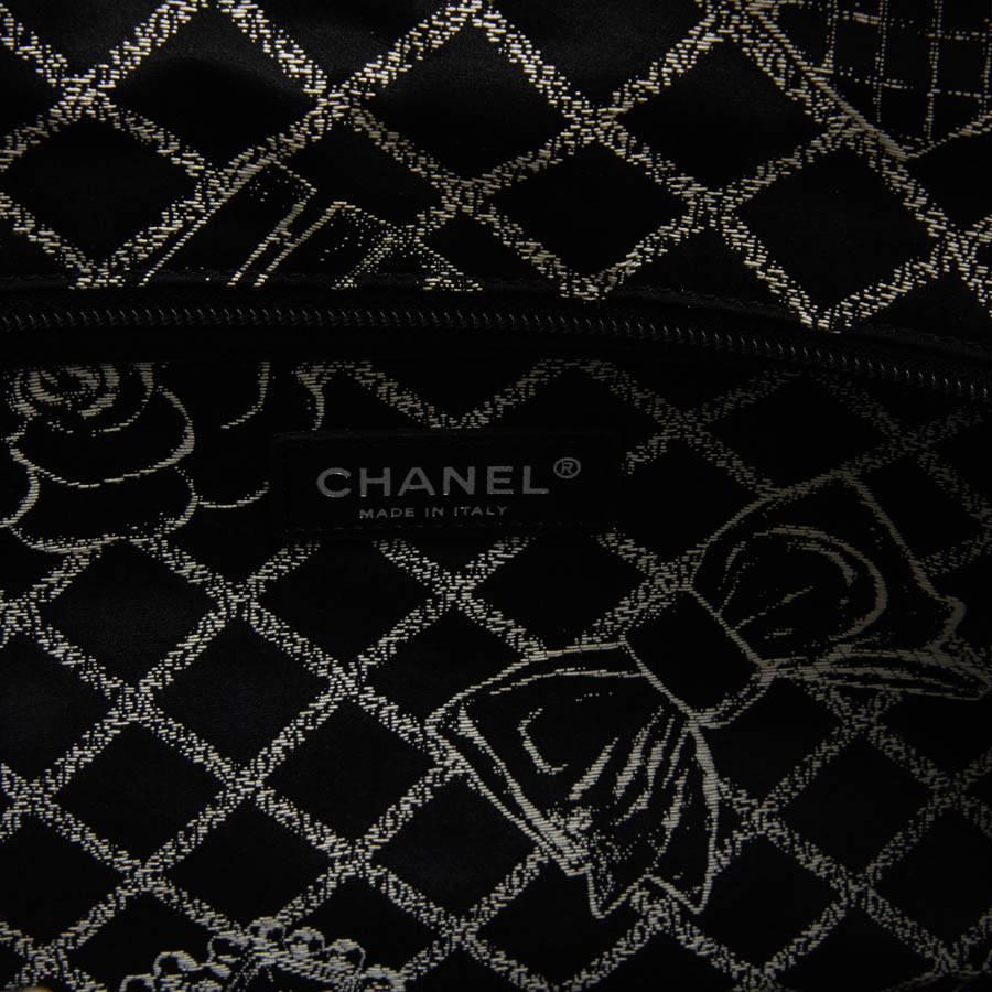 CHANEL Tote Bag in Black Smooth Leather 4
