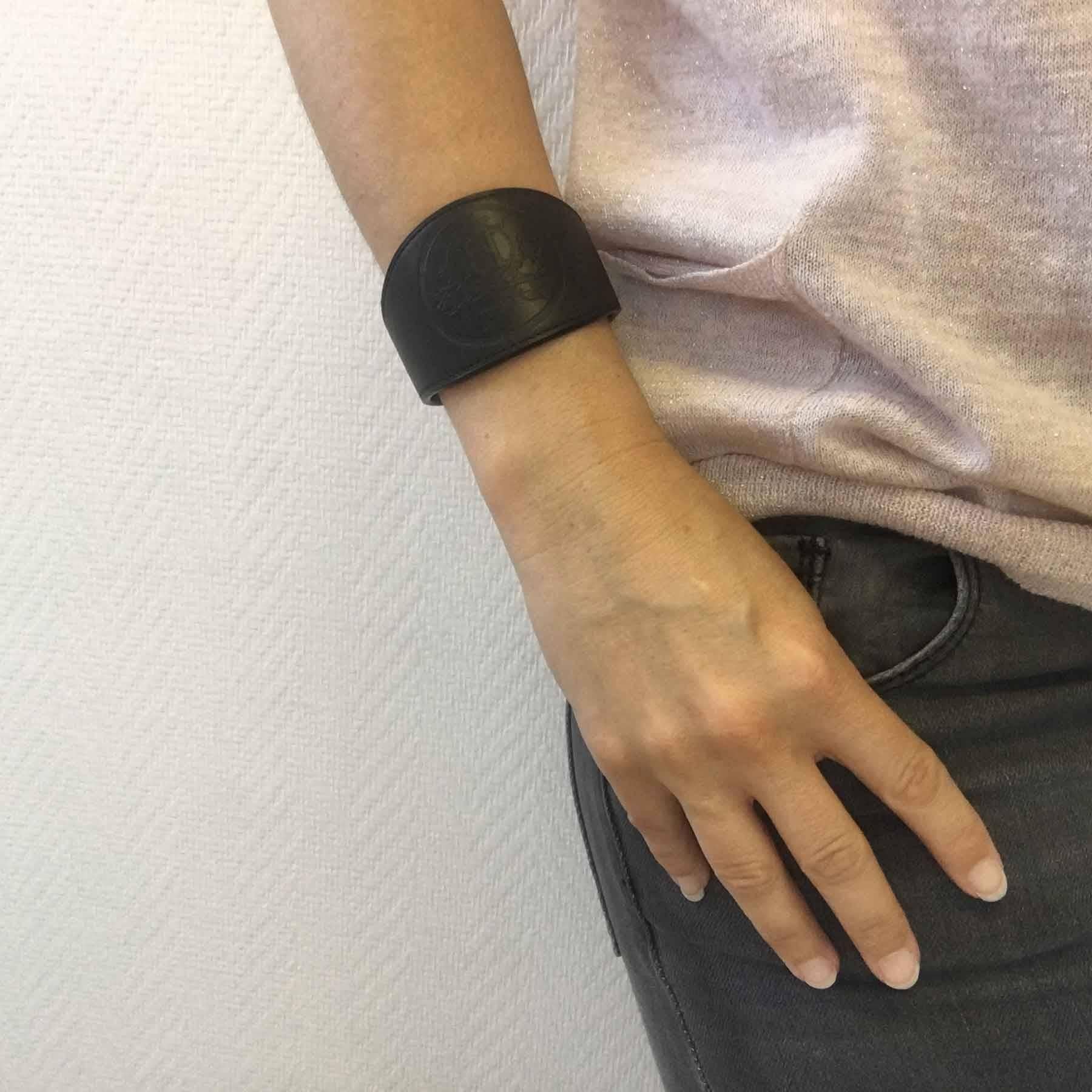 Hermès bracelet in very dark brown leather (close to black). Non-adjustable. It closes with a snap in silver metal.

It is a size M (medium), stamp K in a square 2007 year. New condition.

Dimensions : wrist circumference: 16.5 cm, width (at the