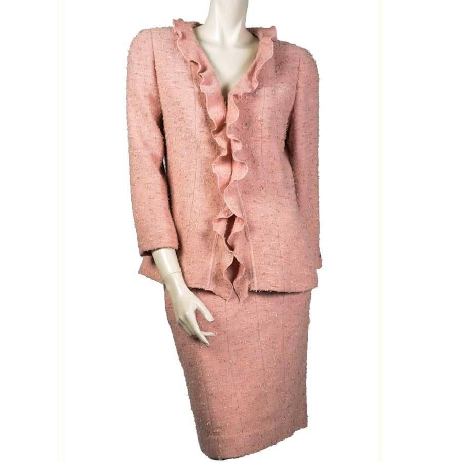 Chanel skirt suit in pink powder (frayed) in wool, lined with silk.

Shoulder jacket with 2 hook closures inside the jacket, 1 pocket on each side of the jacket + chainette at the bottom of the lining. No size tag. Size 38. In very good