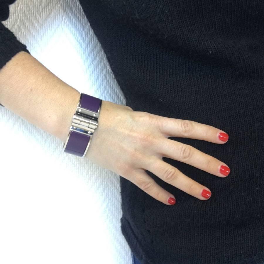 Hermès hinged bracelet, wide plain model in palladium-plated brass and purple enamel.

Made in France. In perfect condition. It comes from private sales (X engraved inside).

Dimensions:

width: 2.2 cm, inner circumference: 19 cm

Will be delivered