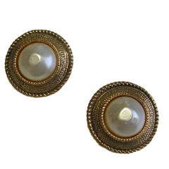 CHANEL Vintage Clip-on Earrings in Gilt Metal and Pearl