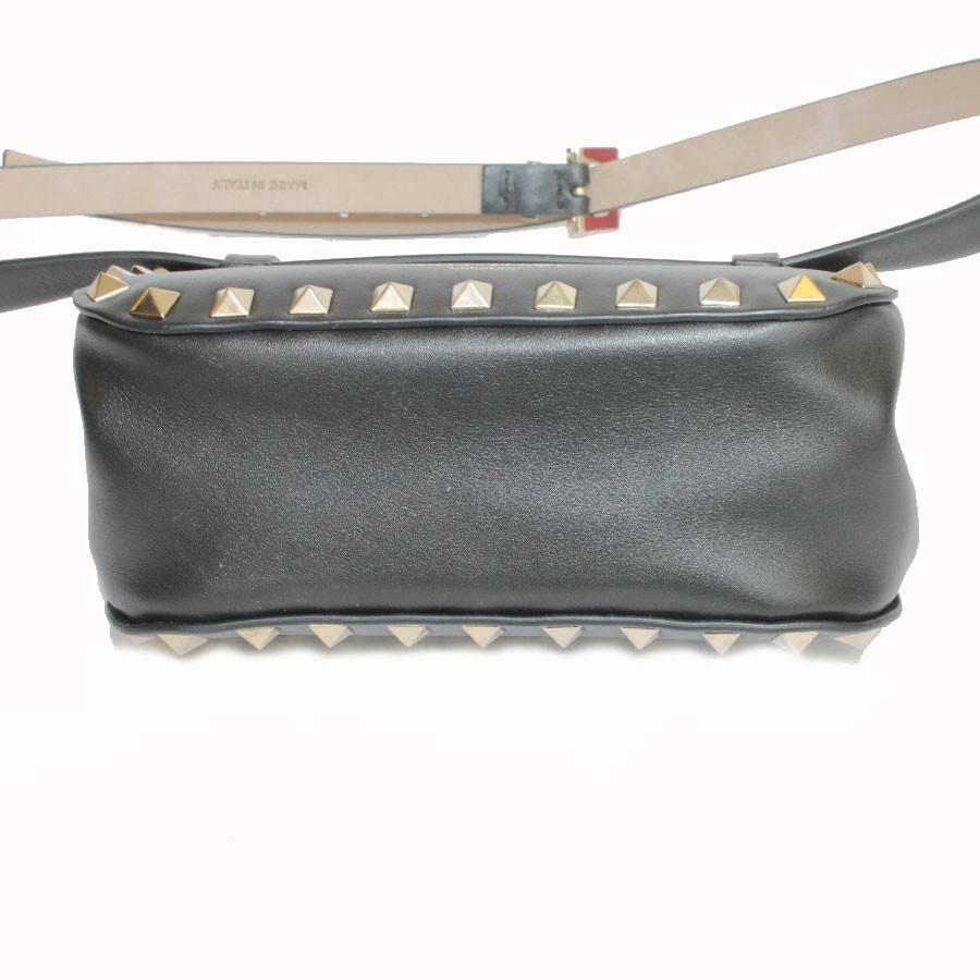 VALENTINO  Rockstud Line Clutch in Black Leather and Gilded Studs In Excellent Condition In Paris, FR