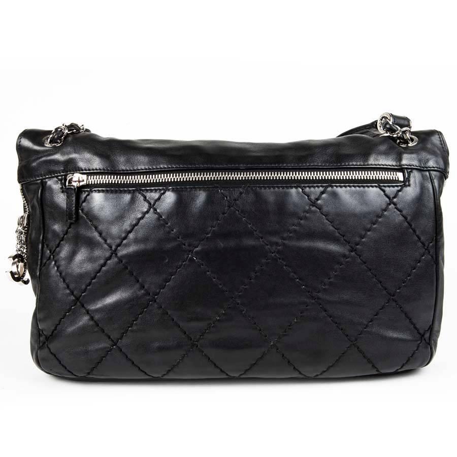 Chanel Black Quilted Smooth Leather Messenger Bag In Excellent Condition In Paris, FR