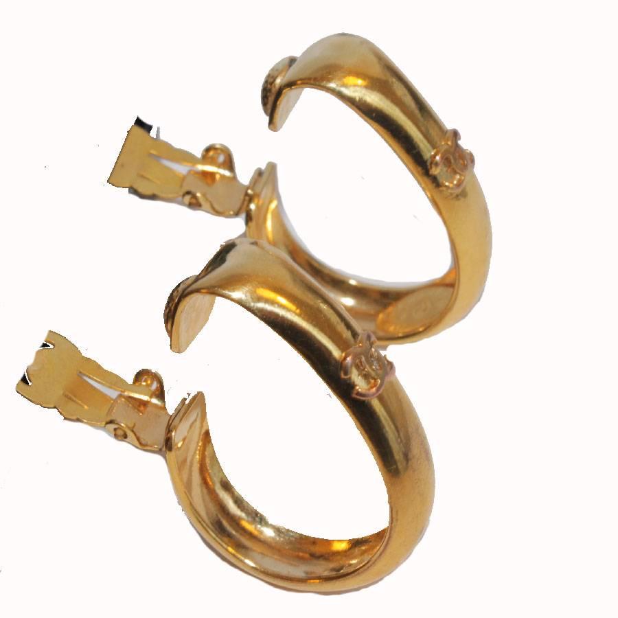 CHANEL clip-on earrings in gilded metal. Vintage jewel.

A cryptogram is missing on an earring, present on the second.

In very good condition.

Dimensions : 3.7 x 0.8 cm

They will be delivered in their Chanel box.