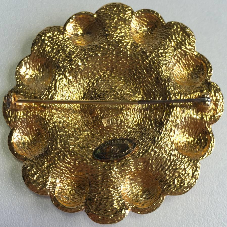 CHANEL Vintage Round Brooch in Gilded Metal  In Excellent Condition In Paris, FR