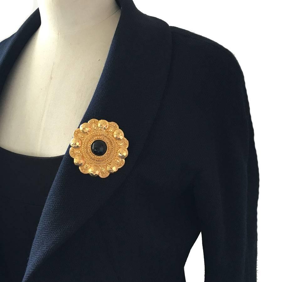 Beautiful CHANEL round brooch in gilded metal and center in black resin. 

In perfect condition. 

Dimensions: 6x6 cm

Will be delivered in a black box