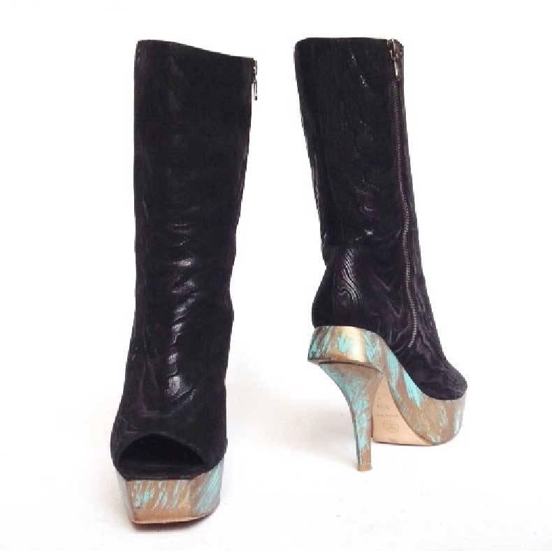 Exceptional piece !!! Chanel Boots, Paris-Shanghai Collection, in black and shiny suede, platform in gold green painted wood. 

In very good condition (worn once)

Geometric effect platform ankle boots, open toes, smooth black leather interior. The