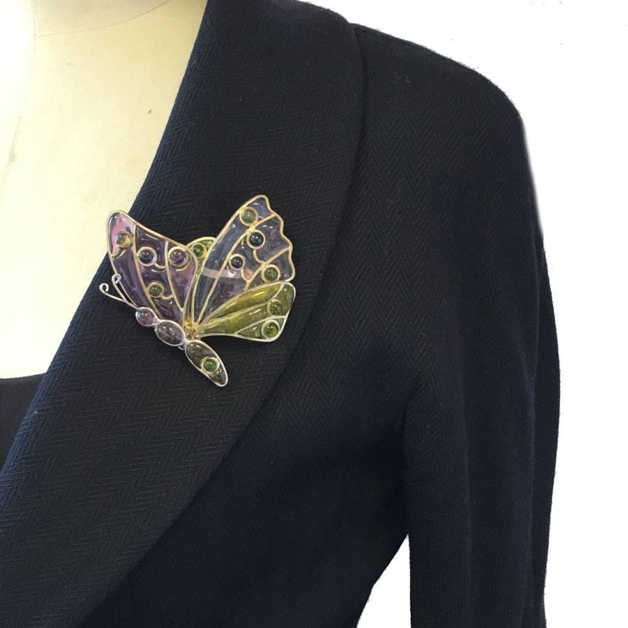 Very beautiful brooch LOUIS VUITTON butterfly in silver metal and multicolored molten glass. Brand inscribed on the back of the brooch.

In good condition. A small silver part is slightly oxidized (cleans itself). On the back there is a shatter on a