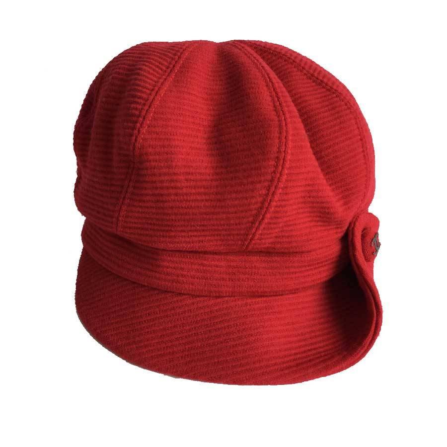 Chanel cap in red wool. Never worn.

Size 57, Made in France.

Dimensions: inner head circumference : 57 cm

Will be delivered in a new, non-original dust bag