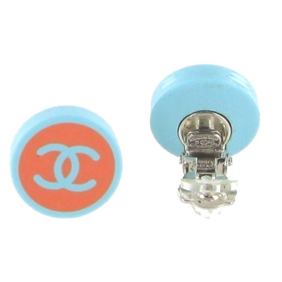 CHANEL Round Clip-on Earrings in Blue and Coral Resin In Good Condition In Paris, FR