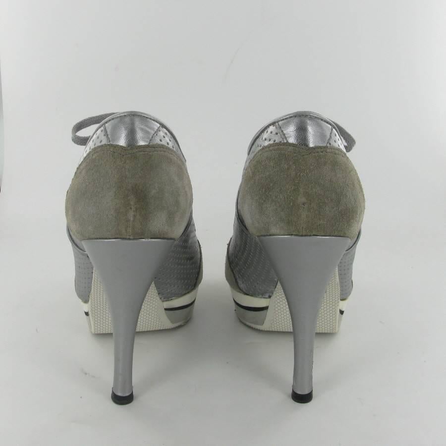 ALAÏA Chaussures à talons hauts en cuir perforé argenté et daim gris Taille 36,5 Bon état - En vente à Paris, FR