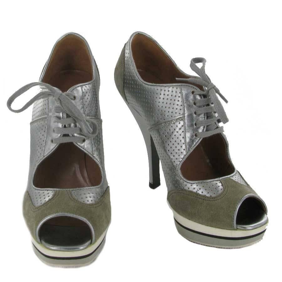 ALAÏA Chaussures à talons hauts en cuir perforé argenté et daim gris Taille 36,5 en vente