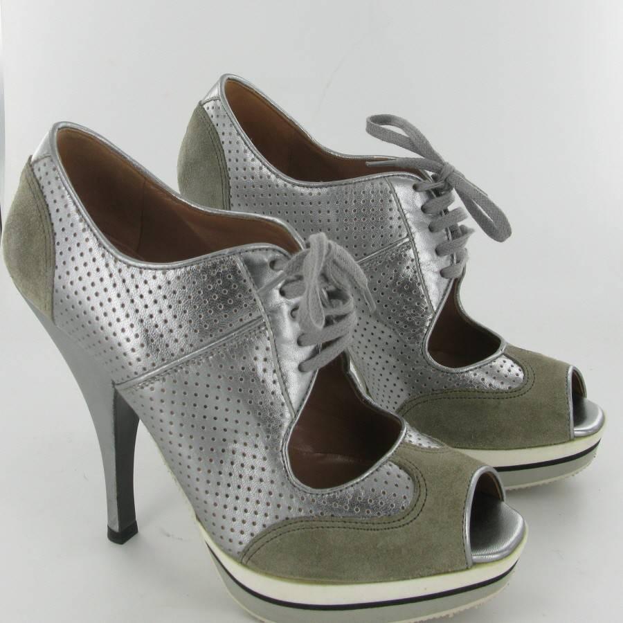 Beautiful Alaïa high heels in silver perforated leather and gray suede. T36.5 

In very good condition.

Dimensions: Heel: 12cm, Pad: 2.5cm, insole length: 24cm, Outer width: 7cm

Will be delivered in a new, non-original dust bag