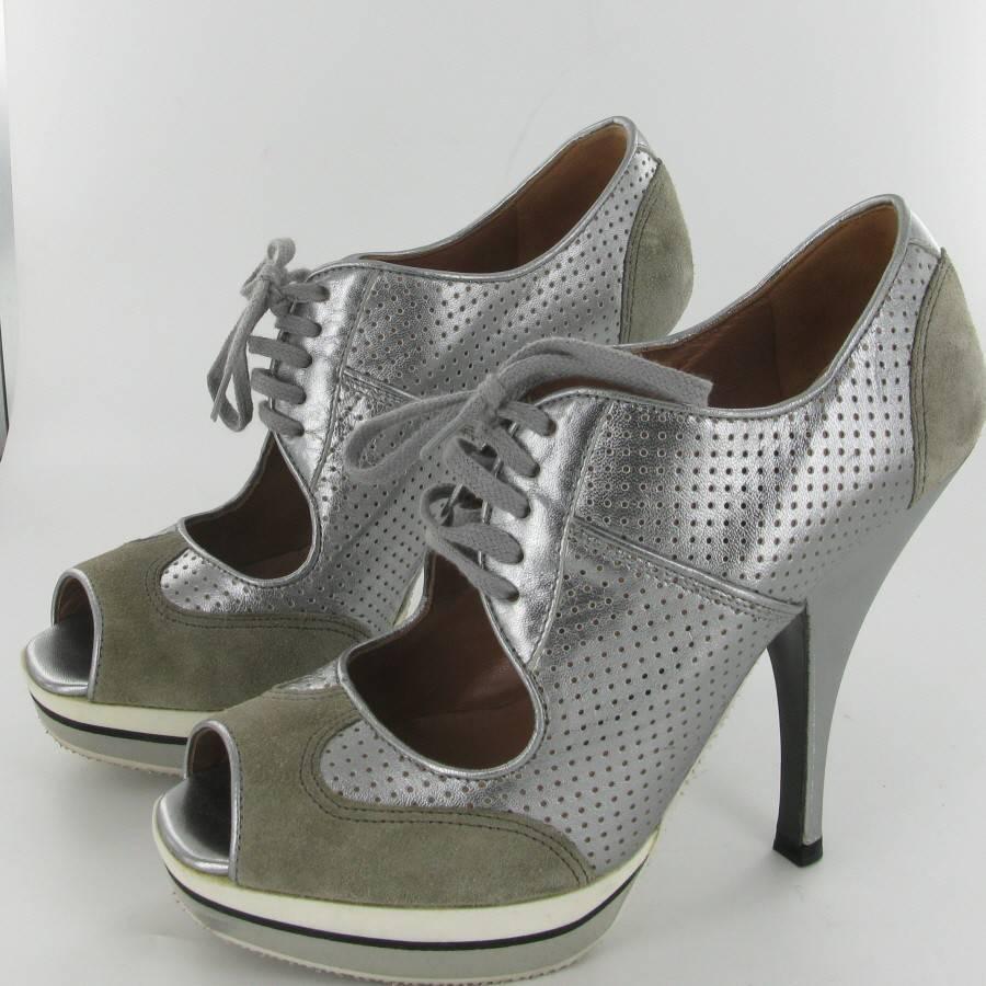 Gris ALAÏA Chaussures à talons hauts en cuir perforé argenté et daim gris Taille 36,5 en vente