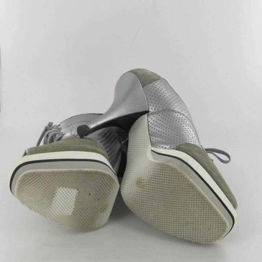 ALAÏA High Heels in Silver Perforated Leather and Gray Suede Size 36.5 In Good Condition For Sale In Paris, FR