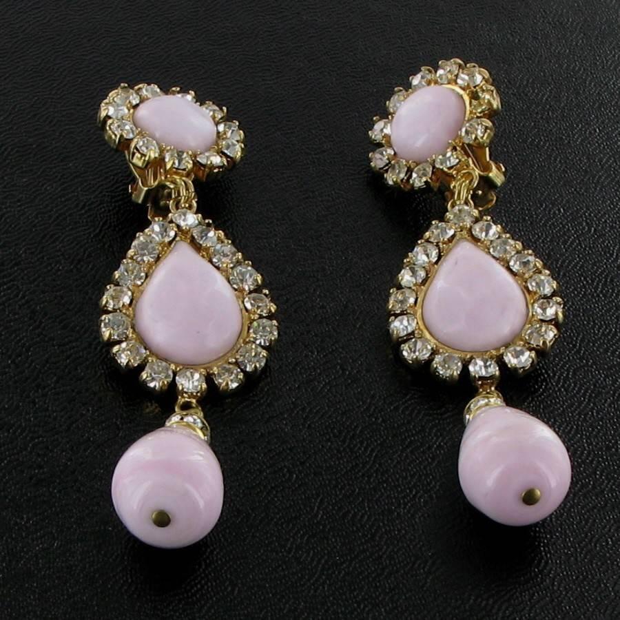 MARGUERITE DE VALOIS couture clip-on dangling earrings. These pretty clips are in gold plated metal, pale pink color molten glass and rhinestones.

The Maison Marguerite de Valois manufactures its jewelry in its Parisian workshops. It uses an
