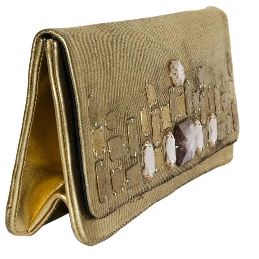 Collector! Christian Lacroix haute couture evening clutch in gold leather.

This sublime gilded leather pouch, with bellows in golden wild silk, will embellish your evening outfits with style and elegance.

On the flap, hammered copper plates gilded