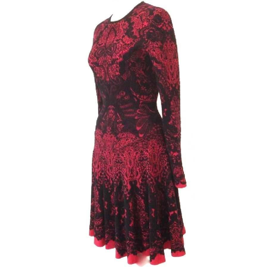 Alexander McQueen red and black jacquard dress with black lace inserts. 

This long-sleeved dress from the Fall-Winter 2013-14 collection is in perfect condition. 

Its corolla shape lengthens and refines the silhouette.

Made in Italy.

Size: L.