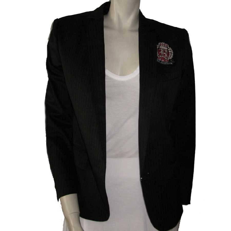 Balmain blazer in black wool with fine red stripes. T40FR. It is a fitted cut with tailored collar, long sleeves, 1 slant pocket on the left chest, crest embroidered with a crown, a large 'B' for BALMAIN and the address of the shop . 

Slit on the