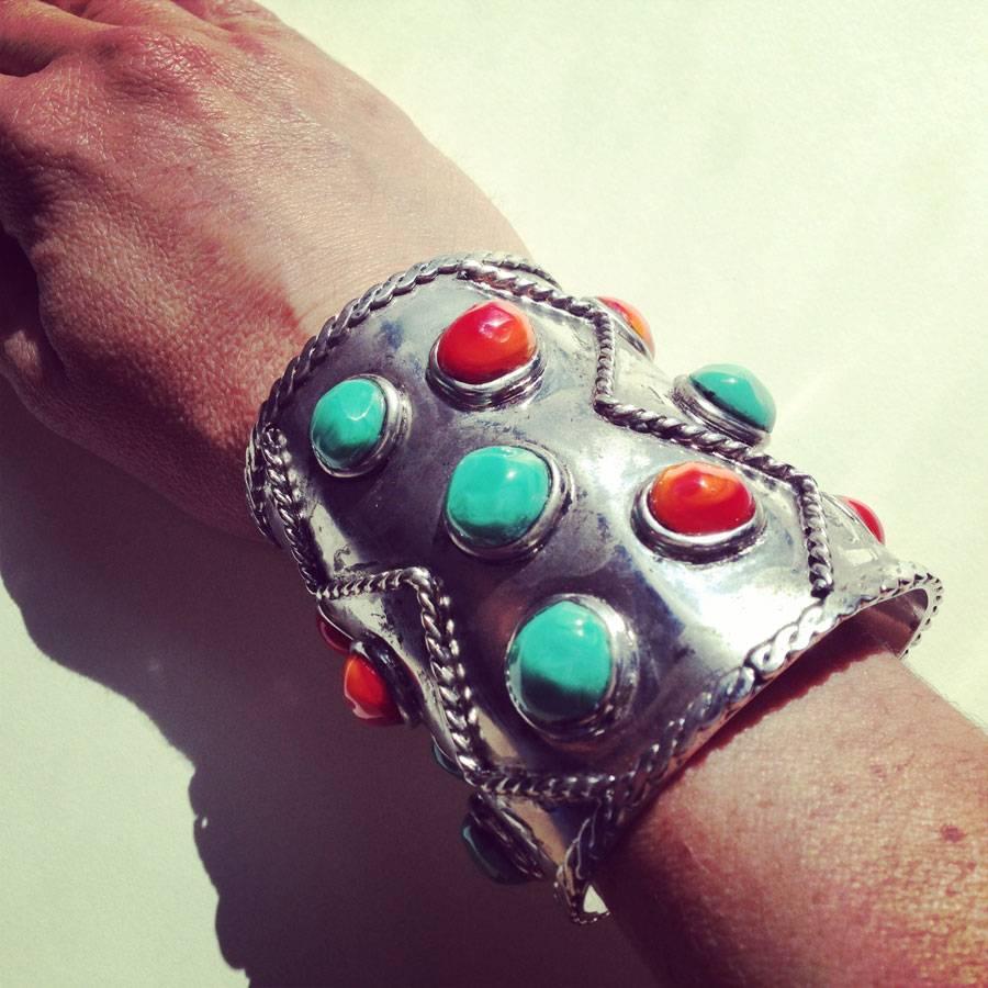 Marguerite Valois Couture cuff bracelet in molten glass paste and silver metal.

Inlays of cabochons round in turquoise and coral molten glass.

The Maison Marguerite de Valois manufactures its jewelry in its Parisian workshops. It uses an ancestral