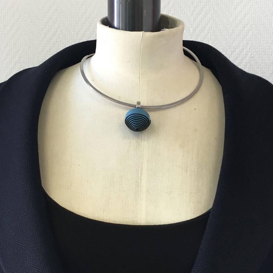 HERMES choker necklace 'Jojoba' model in steel and blue jean calfskin leather

Diameter : 14 cm (choker)

New condition

Will be delivered in its Hermes box with its ribbon