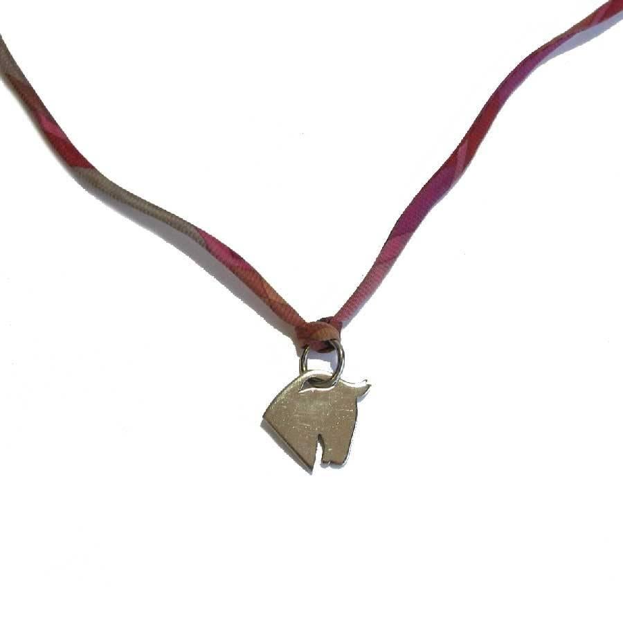 Hermès silk link necklace and silver metal horse head pendant.

In very good condition. Micro scratches on the pendant. You can wear it as a link bracelet too.

Dimensions: total length: 82 cm. horse's head: 1,7x1,7 cm

Will be delivered in a new,