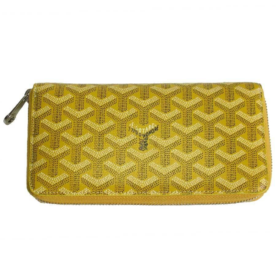 Goyard Matignon wallet in yellow monogram canvas and leather.

In very good condition. The leather is a little marked on the inside. see photos.

Inside: 8 credit card slots, 6 bellows and a zipped wallet.

Dimensions: length: 20.4 cm, height: 10.5