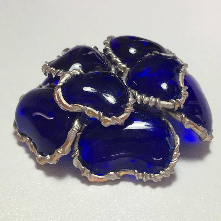 GRIPOIX Flower Brooch in Sapphire Colored Molten Glass In Good Condition In Paris, FR