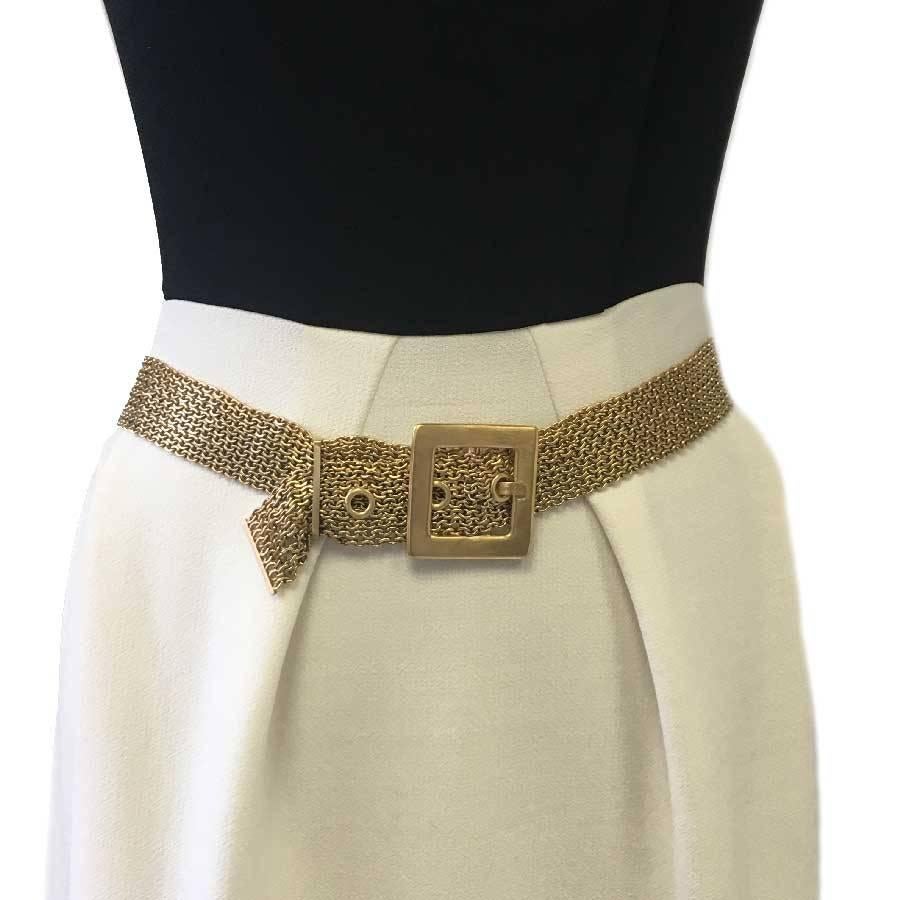 Very beautiful Chanel 9 chains belt in gold metal. CHANEL inscribed on the buckle.

Fall 2007 collection, made in France. In very good condition.

Dimensions: total length: 93 cm, at the shortest: 80.5 cm, in the middle: 83 cm, at the longest: 86.5