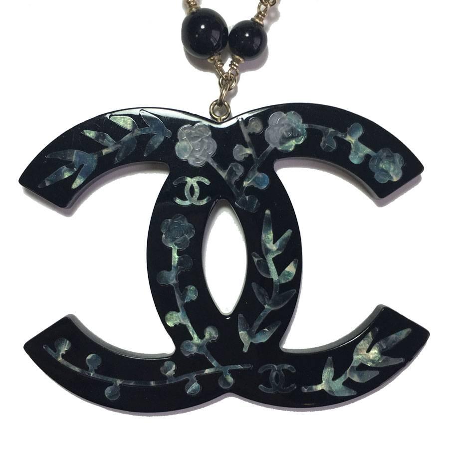 CHANEL CC Pendant Necklace in Black Resin, Pearls and Gilded Metal Chain In Good Condition In Paris, FR