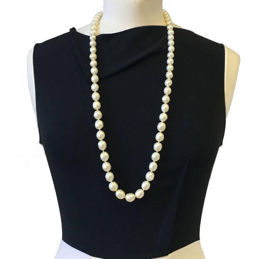 Chanel long necklace in molten glass beads in mother of pearl color. Vintage necklace.

In good condition. Some pearls have lost mother of pearl in places.

Made in France. Fall-Winter 2007 collection.

Dimensions: total length: 41 cm

Will be