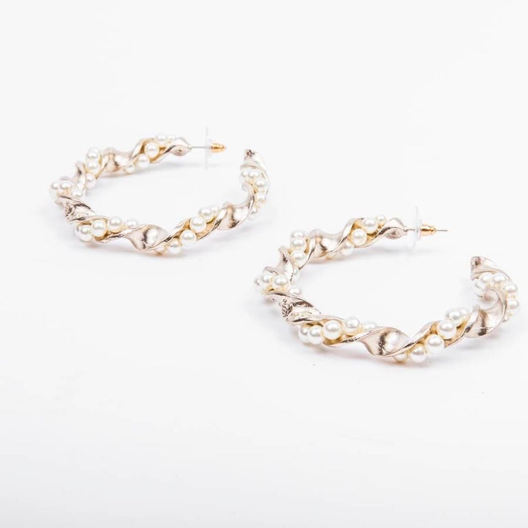 Chanel Gilded Metal and Pearls hoop earrings For Sale at 1stDibs