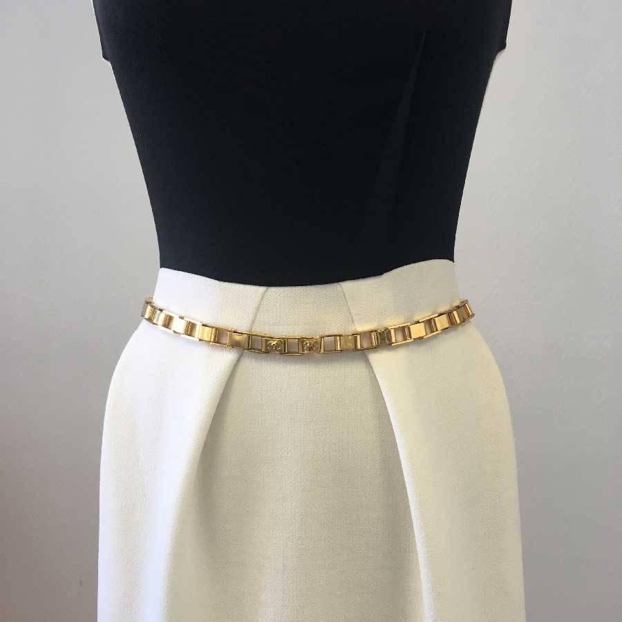 Chanel articulated belt in gilded metal. Hook clasp.

Vintage accessory in good condition.

Minimal micro-scratches on the entire belt.

Dimensions: total length: 76 cm, width: 1.5 cm

Will be delivered in its Chanel box