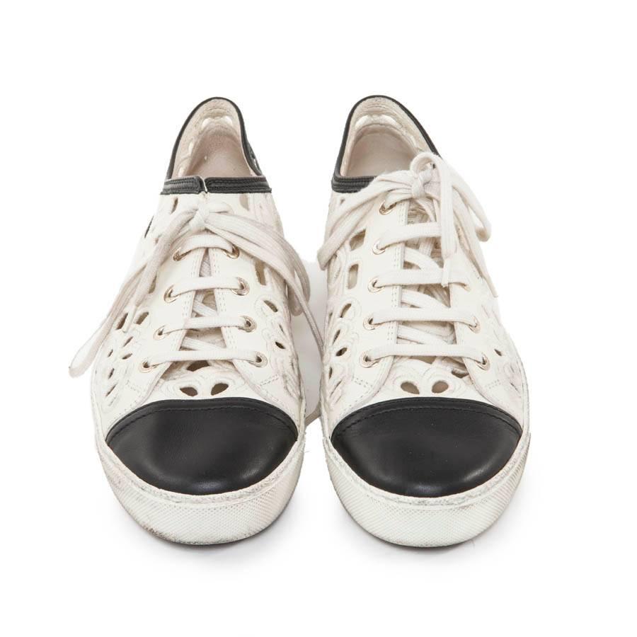 Chanel sneakers in white and black leather and embroidery. Size 39.5.

In very good condition.

 Will be delivered in a box of another brand and a Chanel dustbag