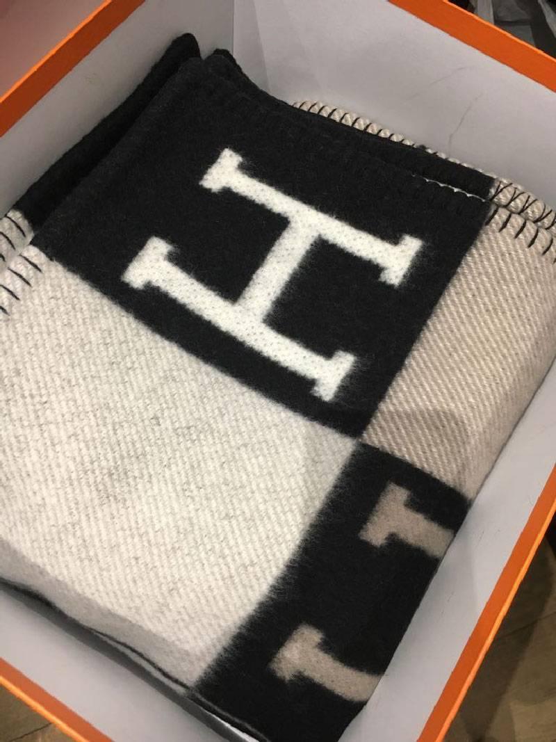 Hermes Avalon III plaid or throw blanket in écru and black merino wool and cashmere

90% wool and 10% cashmere. Made in France.

New condition.

Dimensions: 135 x 170 cm

Will be delivered in Hermes packaging