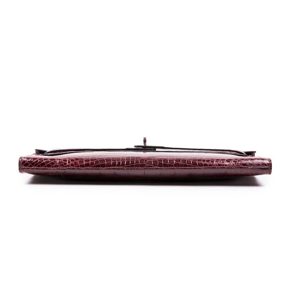 Hermes Kelly Cut Clutch in Red H Alligator Leather In Excellent Condition In Paris, FR