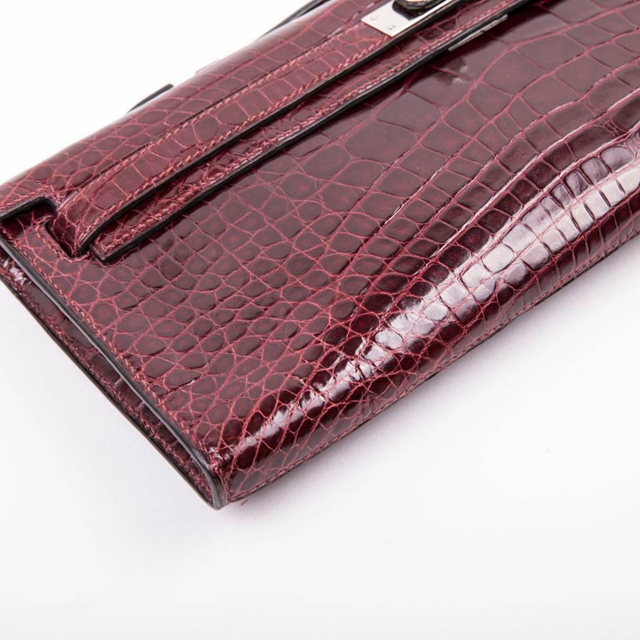 Women's Hermes Kelly Cut Clutch in Red H Alligator Leather