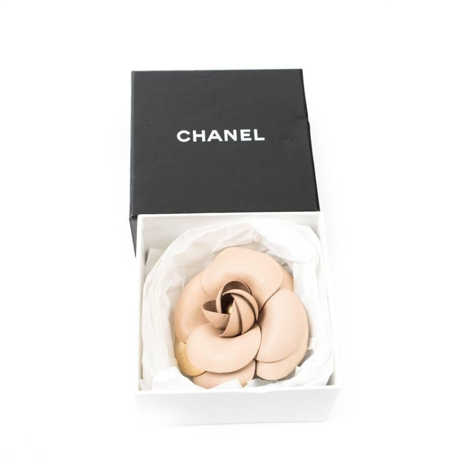 CHANEL Vintage Camellia Brooch in Beige Leather and Gilt Metal In Excellent Condition In Paris, FR