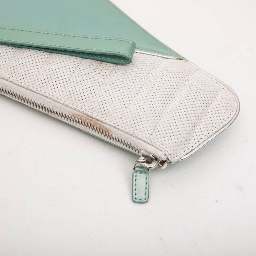 CHRISTIAN DIOR Vintage Clutch in Perforated White Leather and Blue Vinyl In Good Condition In Paris, FR