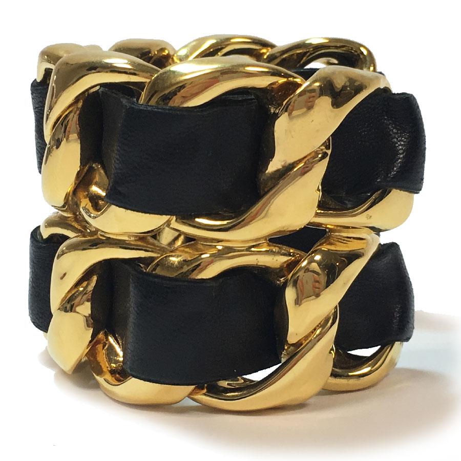 CHANEL Collector Cuff Bracelet in Gilt Metal Interlaced with Black Leather In Excellent Condition In Paris, FR
