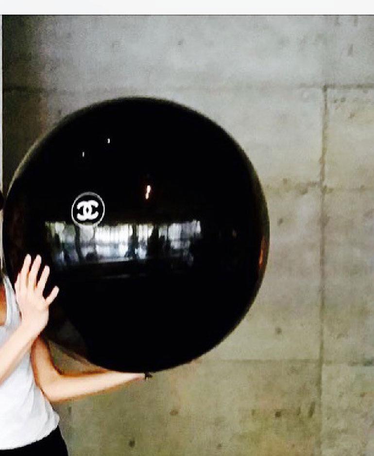 Chanel gymnastics ball (pilate, yoga, etc.) in black plastic, large model. White CC logo.

Sold with its inflation pump and two tips.

Very good condition

Diameter : 65 cm (approximate).

Will be delivered flat in a Chanel box.