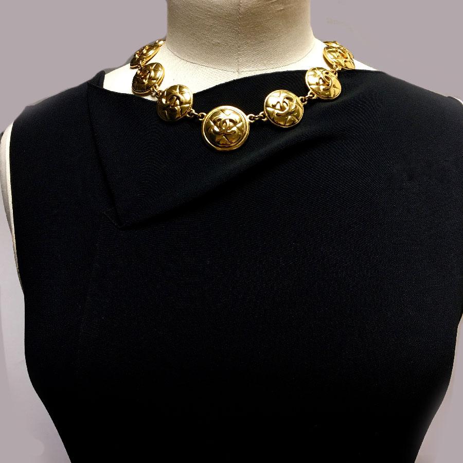 Chanel vintage necklace in gold metal.

Dimensions : Length: 40 to 47 cm, width: 3,2cm

Will be delivered in a new, non-original dust bag