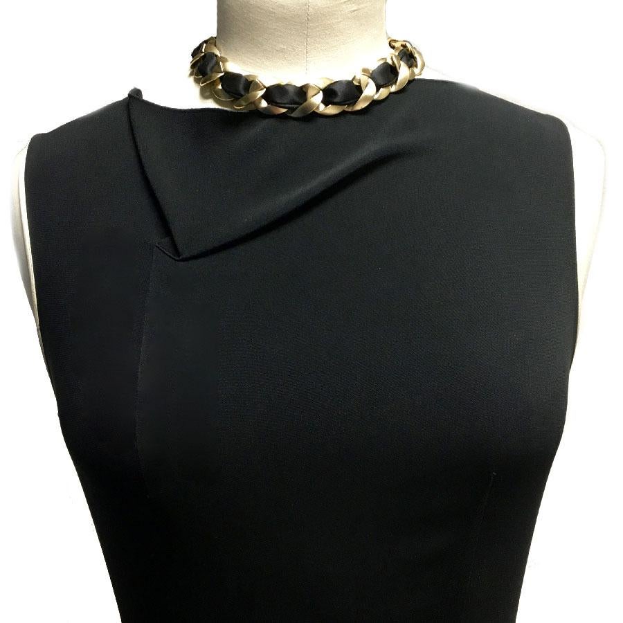 Very nice Chanel choker with a matte gold metal chain interlaced with black satin ribbon.

In very good condition. Tiny scratches, not visible, on the metal. Made in Italy. 2009 Cruise Collection

Dimensions: width: 2 cm, total length: 40.5 cm

Will