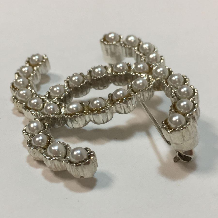 CHANEL CC Brooch in Pearls and Silver Metal In Good Condition In Paris, FR