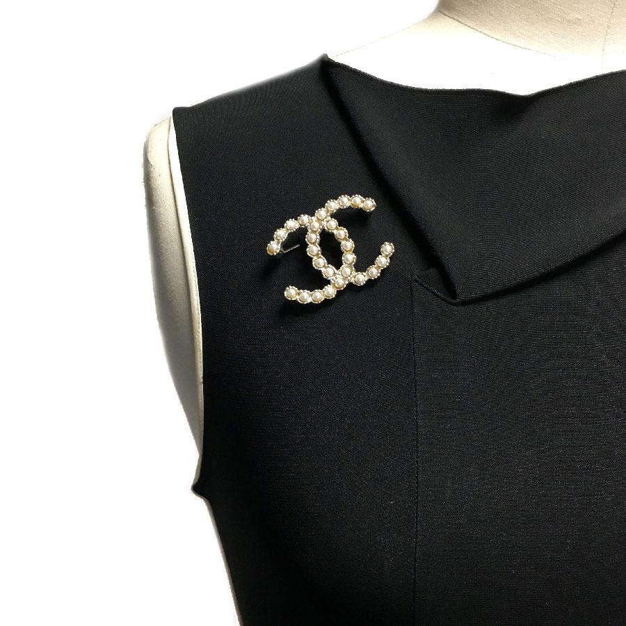 Chanel CC brooch in pearly pearls and silver metal.

In very good condition. Splinters of mother of pearls on some pearls

Made in France, spring 2010 collection.

Dimensions: 4,5x3,5 cm

Will be delivered in a new, non-original dust bag