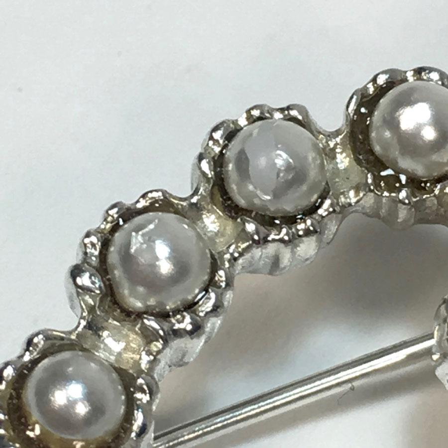 CHANEL CC Brooch in Pearls and Silver Metal 2