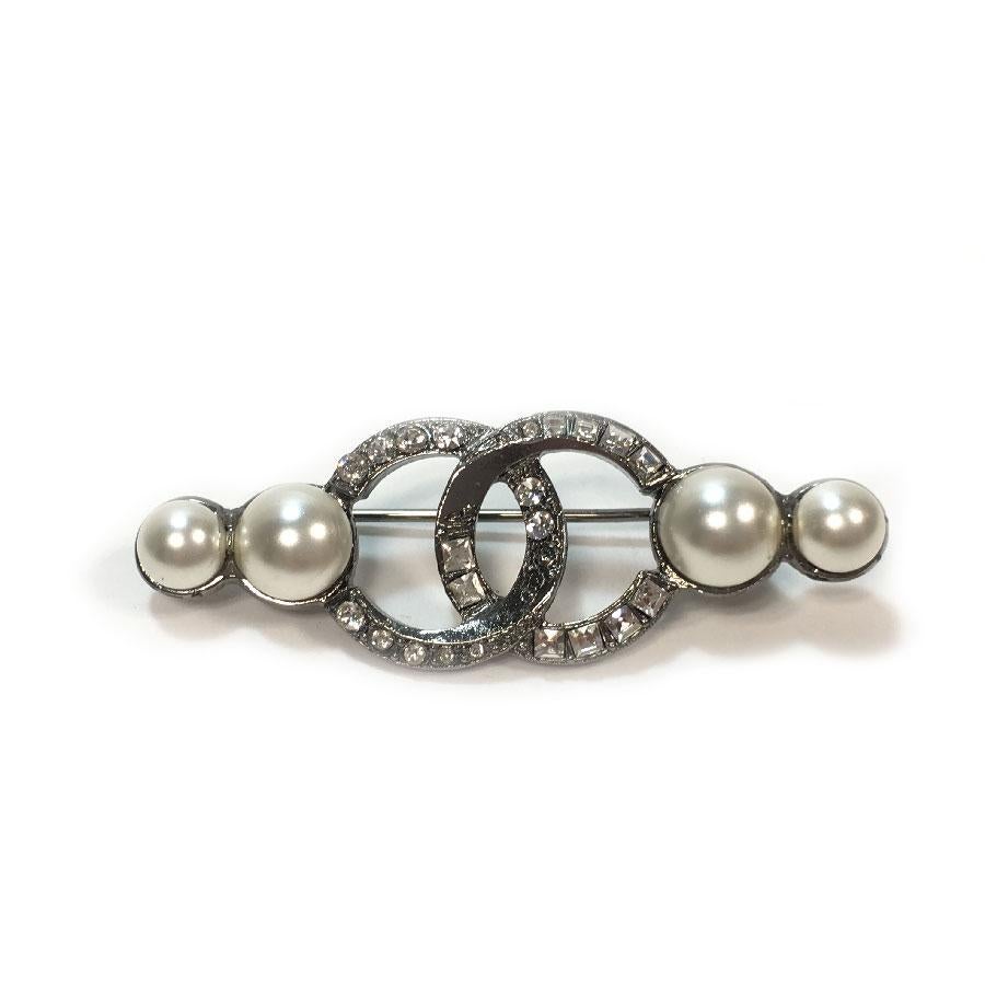 CHANEL CC Brooch in silver Metal, Rhinestones and Pearls In Excellent Condition In Paris, FR