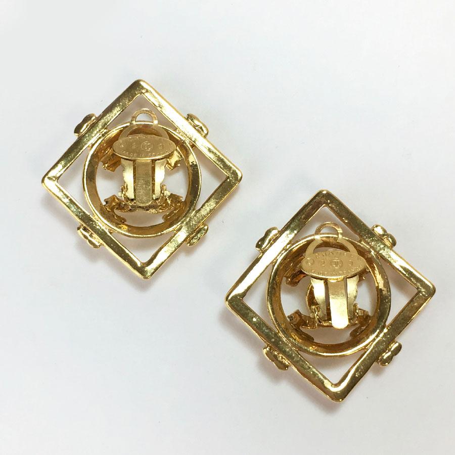 CHANEL Vintage Clip-on Earrings in Gilt Metal In Good Condition In Paris, FR