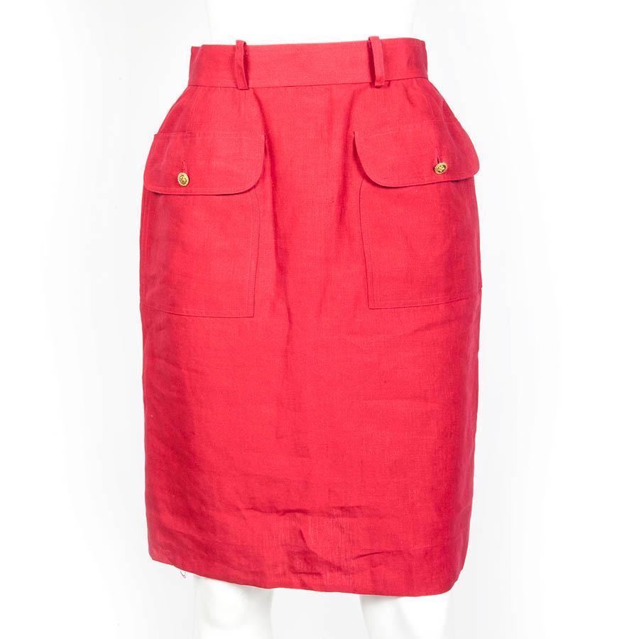 Chanel high waist red linen skirt. Golden buttons. Button and zip in the back. Silk lining. 

The size tag is missing. Equals to 36FR. Two large pockets at the front. In very good condition.

Dimensions : Height: 55 cm, waist: 32 cm, hip width: 47