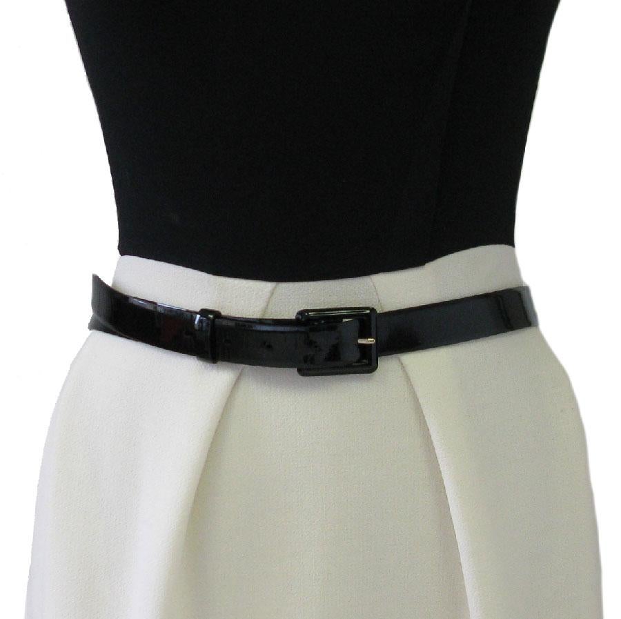 Chanel belt in black patent leather, beige leather interior.

In good condition. Some traces of wear due to use (see photos)

2010 cruise collection. Made in Italy. Size 85

Dimensions: total length (leather and buckle): 101.5 cm. 1st hole: 81.5 cm,